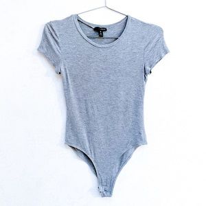 AQUA by Bloomingdales Grey Short Sleeve Bodysuit S